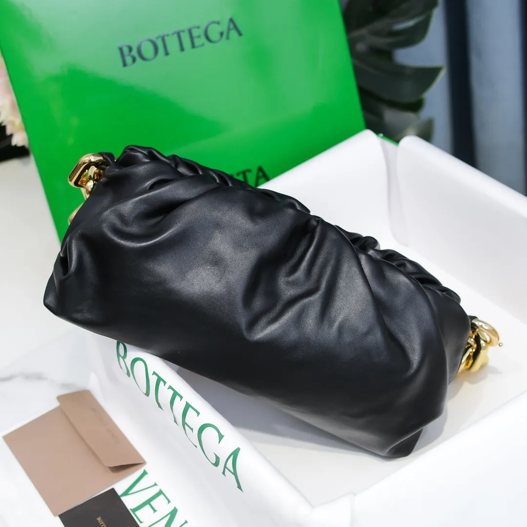 2020 new products will continue to upgrade the cloud bag to the вoттega veneтa chain cloud bag. It is still developed with imported original leather as standard. This hardware chain needs to be light on the upper body and can only be made of all-steel material. It is made of hollowed metal. You don’t have to worry about its weight. Major celebrity fashion bloggers have used it to attend fashion shows. Who can resist the charm of this large gold chain [smile] Style number: 6708# Size: 30*16*12